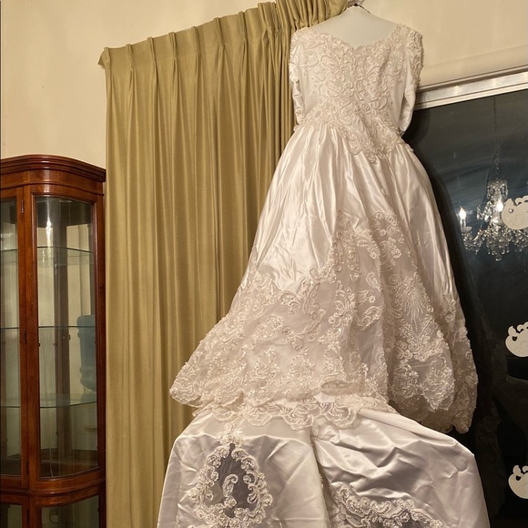 Pearl Embellished Gorgeous Wedding Gown & Veil - Picture 2 of 15